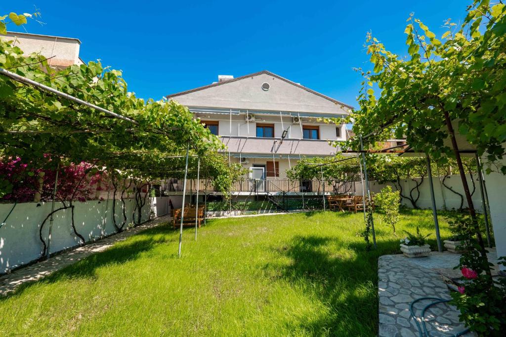 Kalpazo Kaja Vila Garden with BBQ area Golem Albania